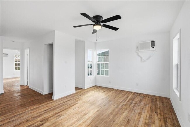 Building Photo - Upscale, Fully Remodeled 1 Bed / 1 Bath – Modern Living