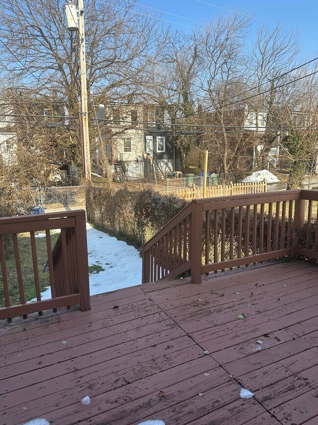 Foto del edificio - Spacious Home! Finished Basement! W/D! Front Porch & Backyard w/Deck! Available Now!