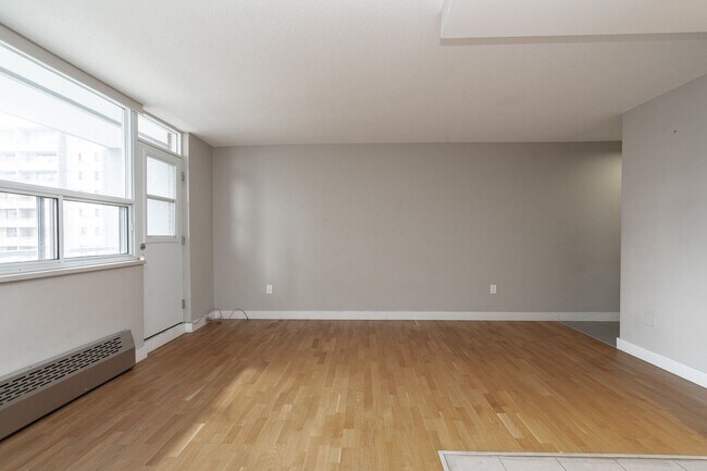 Building Photo - 407-230 Oak St