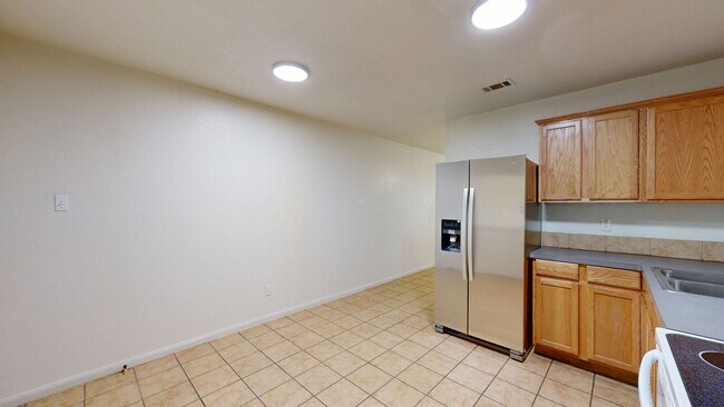 Building Photo - $950 + FREE APRIL RENT