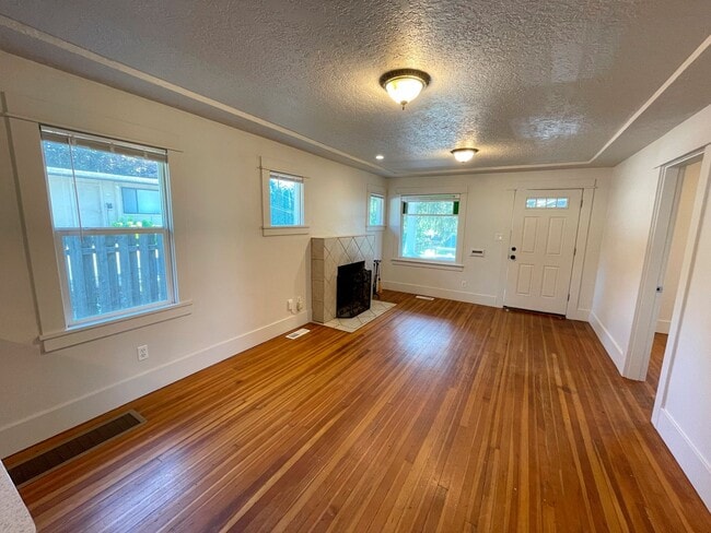 Building Photo - Charming 1920s Bungalow in Montavilla, Washer and Dryer Included!