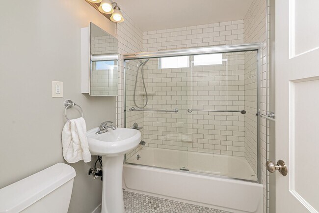 Foto del edificio - Charming 3BR Home with Spacious Yard in Se...