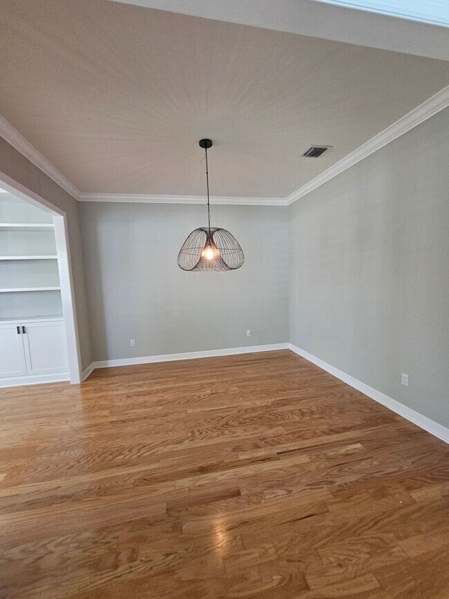 Building Photo - 3BR/2.5BA Close to Everything