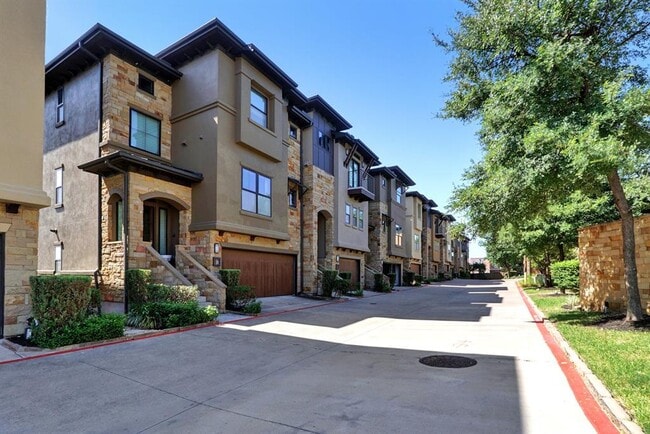 Building Photo - 6533 E Hill Dr