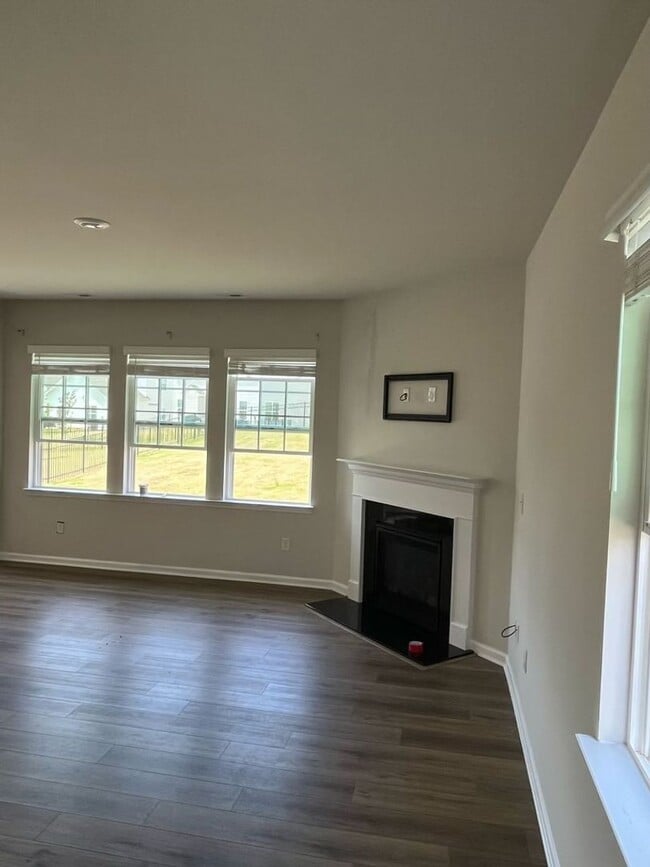 Building Photo - Beautiful Like new 3 bedroom Home in Gambi...