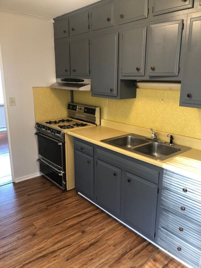 Building Photo - 3 br, 1 bath House - 1 Valley View Ct.