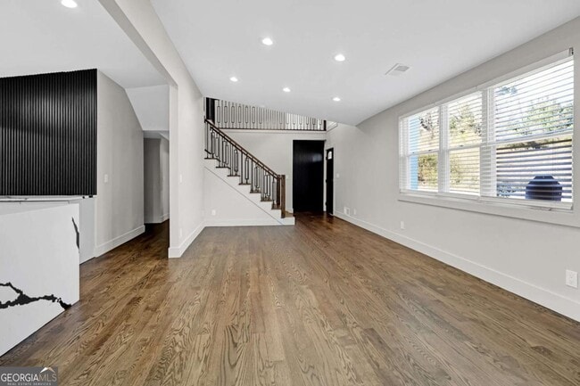 Building Photo - 1887 Shalimar Dr NE