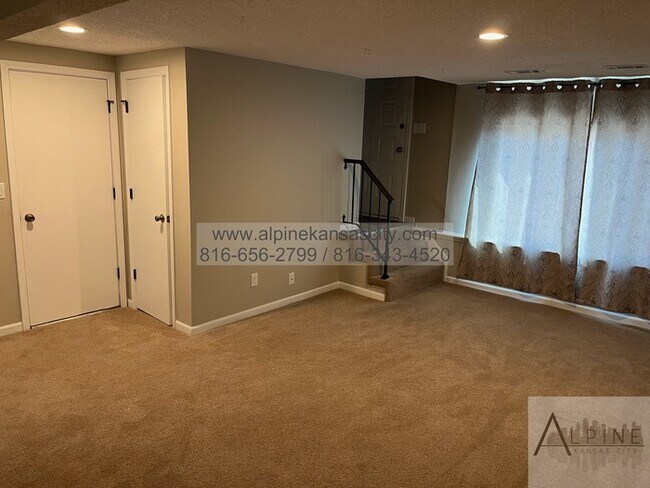 Foto del edificio - 2 Units Available Across from Congress Mid...