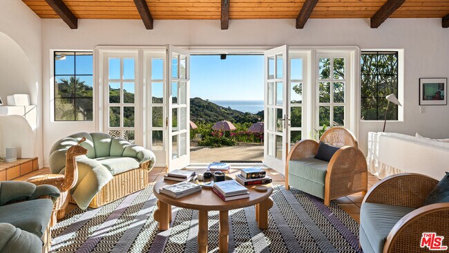 Foto del edificio - 33261 Decker School Rd