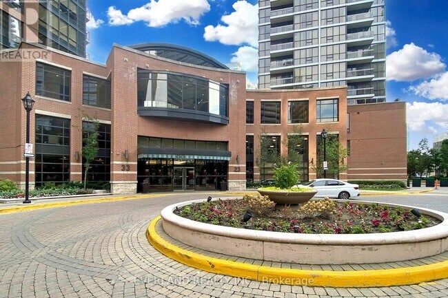 Photo du bâtiment - 23-1623 Sheppard Ave E