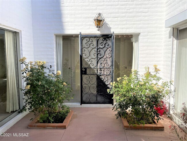Building Photo - 737 W Las Lomitas Rd