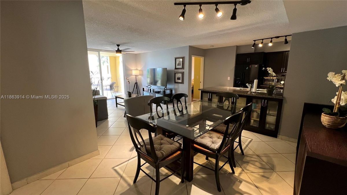 Foto principal - 19555 E Country Club Dr