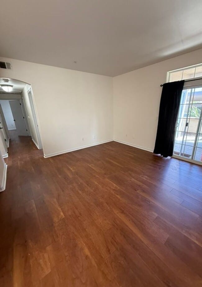Building Photo - 3 Bedroom Condo in Sunrise Hills