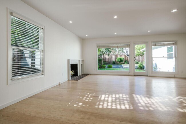 Foto del edificio - Beautiful 3 Bedroom / 2 Bath Single Family House in Burlingame!