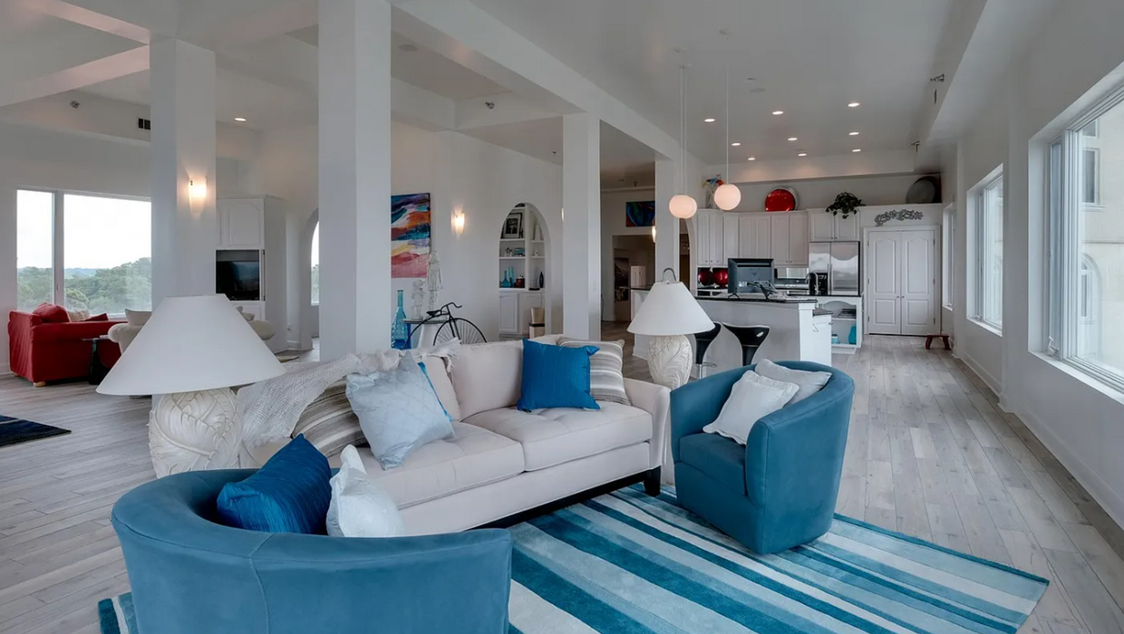Primary Photo - Gorgeous Three Bedroom Penthouse on the Wi...