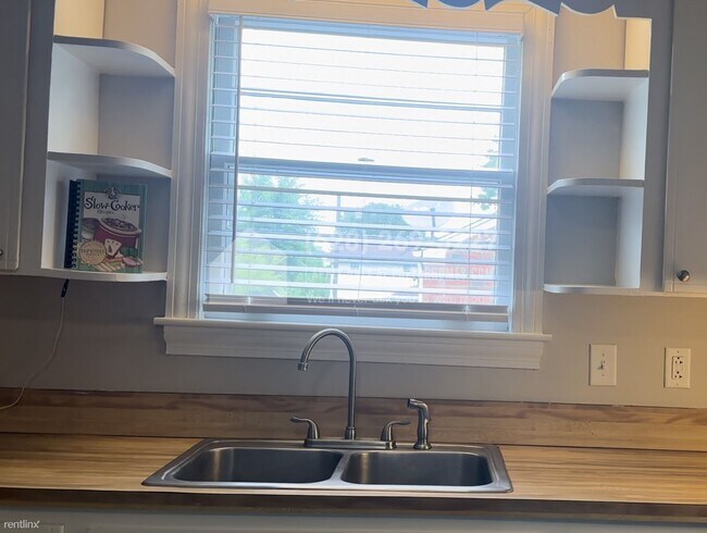 Building Photo - 3 br, 1 bath House - 1028 Meadow View Drive -