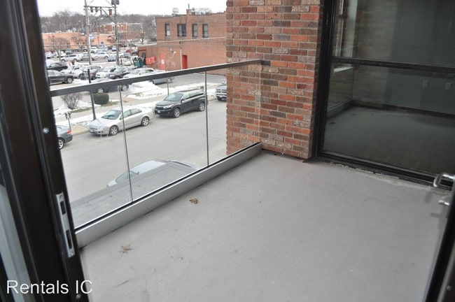 Building Photo - 225 N Linn St