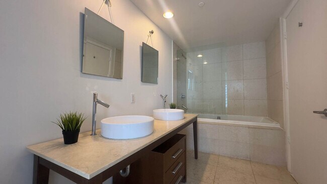 Building Photo - 485 Brickell Ave