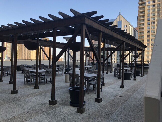 Foto del edificio - 2  Bedrooms and 1 bath River North Apartment