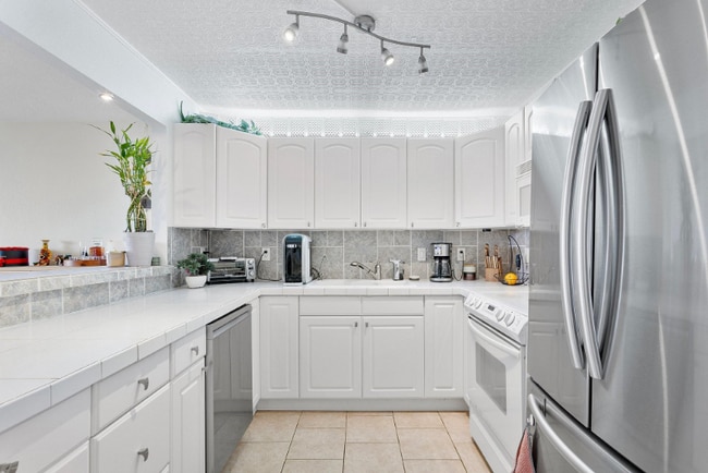 Photo - 1800 N Andrews Ave Apartment