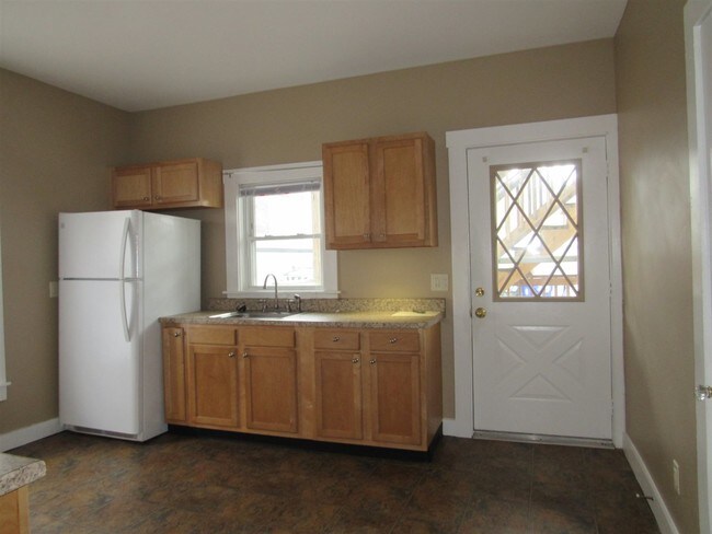 Building Photo - 484 Notre Dame Ave