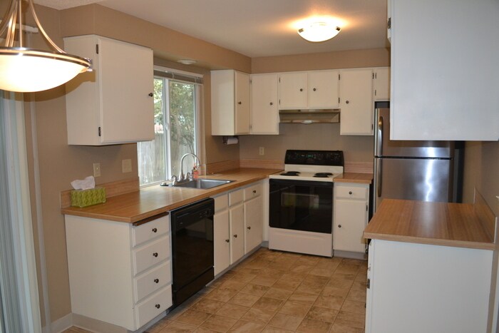 Foto principal - Beautiful Home w/Fenced Yard, Garage Is Minutes Away from Nike, Intel & MORE!