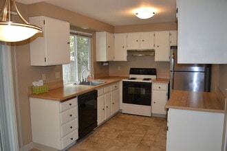 Building Photo - 2476 NE Hyde St