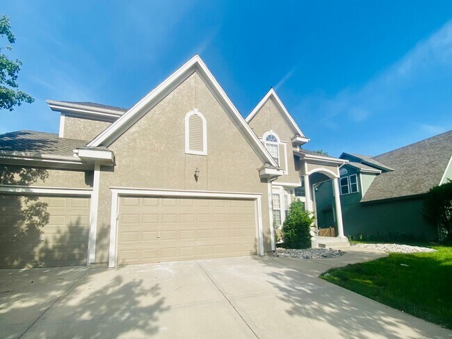 Foto del edificio - {15808} Hampton Place Two Story Home + Finished Basement + Three Car Garage + Blue Valley HS