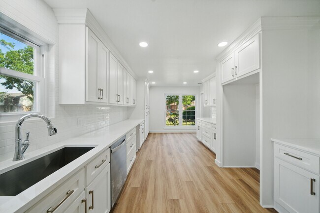 Building Photo - 9711 Derrik Dr