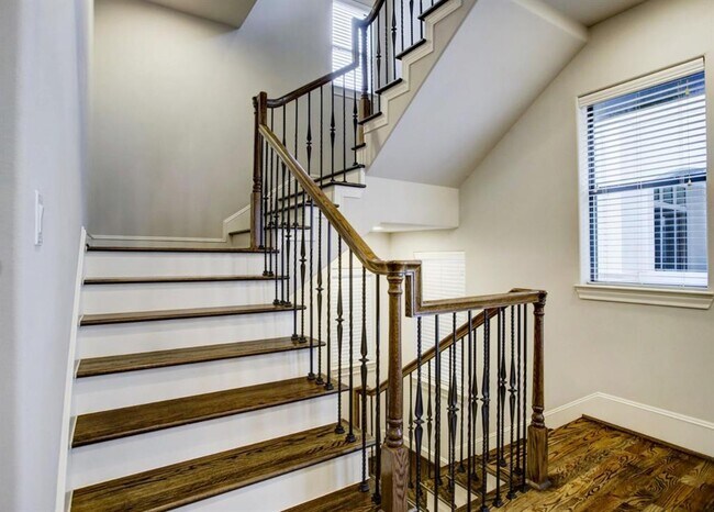 Building Photo - 1853 Dart St