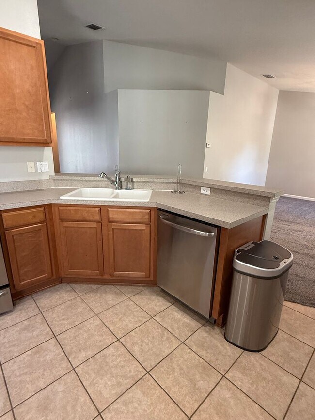 Building Photo - 3BR 2BA w/ Screened Patio + Pool/Gym Access in Gated Villa Serena