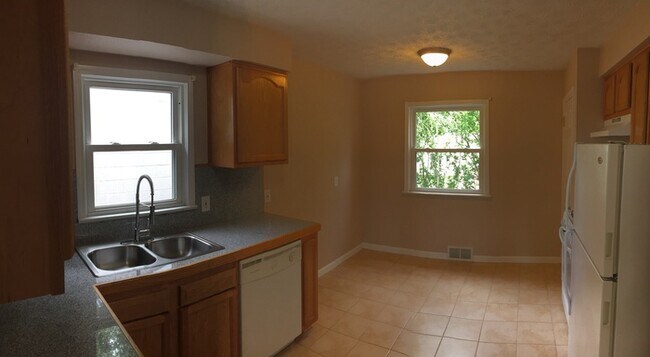 Foto del edificio - Charming ranch in wonderful neighborhood