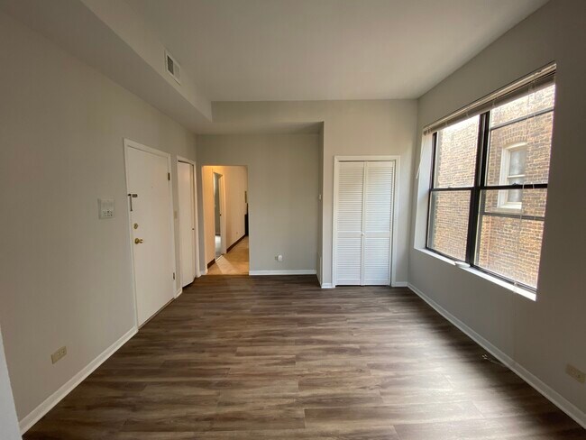 Foto del edificio - 2245 N Western Ave
