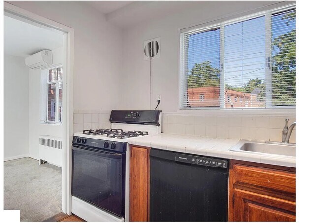 Kitchen - 10413 Montrose Ave