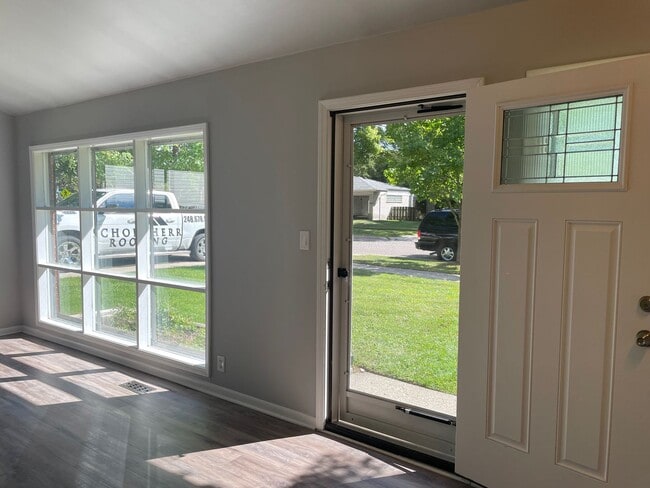 Building Photo - Just Listed! Rochester Hills 3-Bedroom, 1....