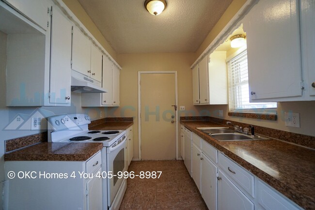 Building Photo - Updated 3 Bed Duplex! Move-in special save...