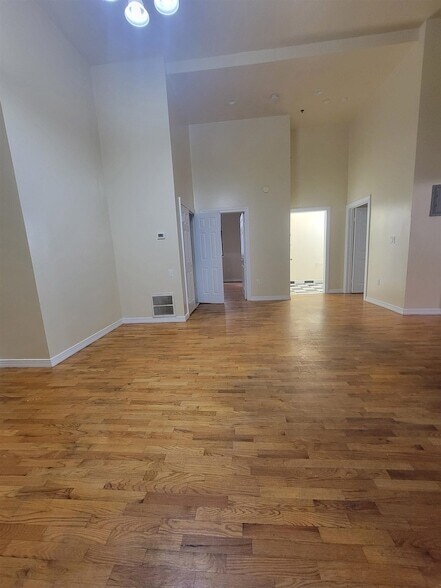 Building Photo - 409 W 53rd St