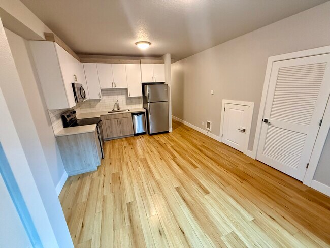Unidad 7 Cocina/Sala de estar - Stafford Apartments