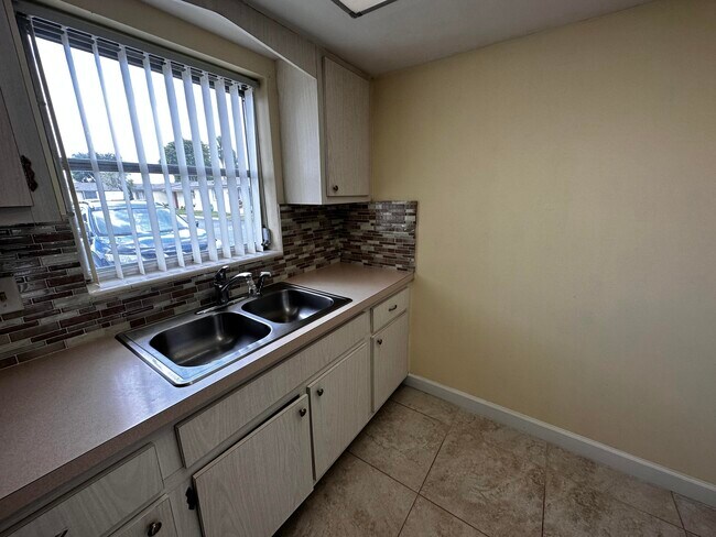 Building Photo - 2868 Ashley Dr E