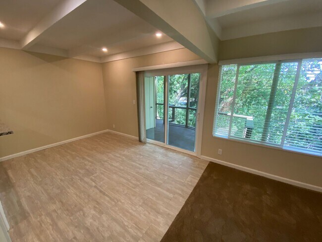 Foto del edificio - 2 Bed 2 Bath, LARGE Creek Side Apartment N...