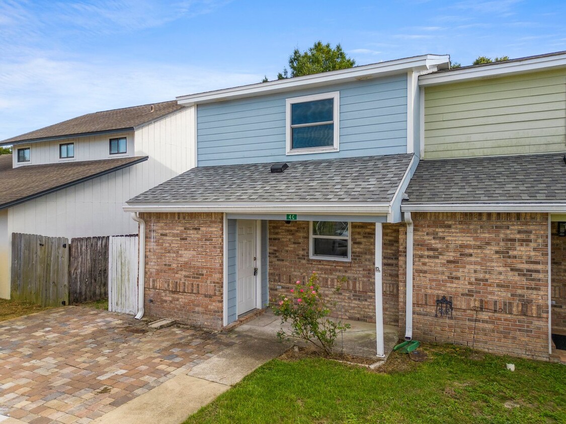 Primary Photo - Townhouse with modern finishes!!!