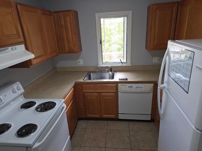 Building Photo - 40 Whitewood Rd
