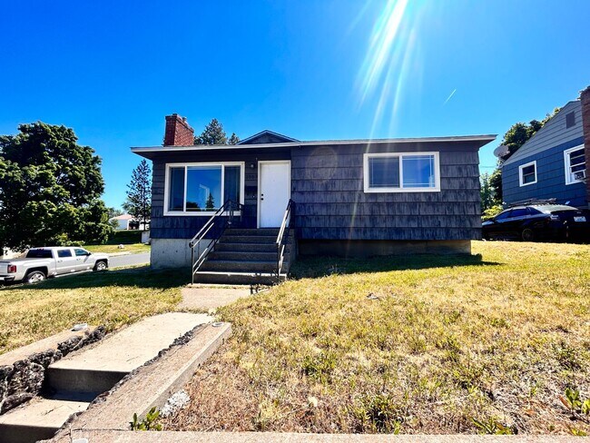 Building Photo - Inviting 3 Bed, 2 Bath Home w/ Garage on S...