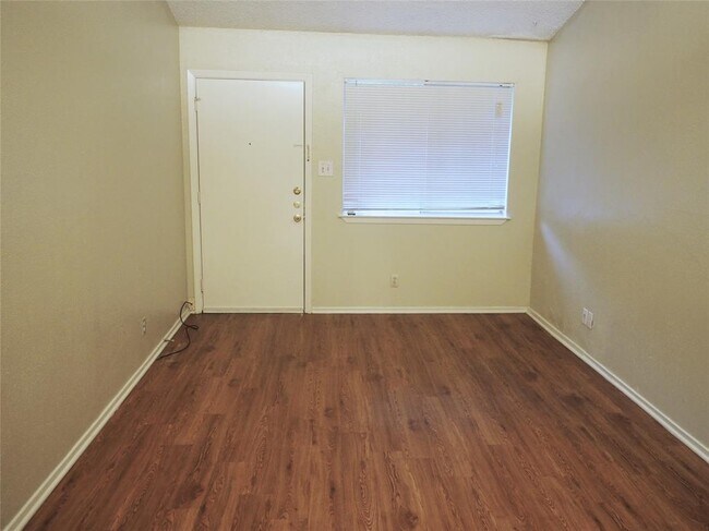 Foto del edificio - 6906 Circle S Rd