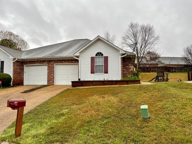 Building Photo - 3 bed 2 bath garden home in Brandon 047