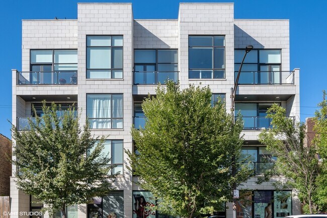 Building Photo - 2550 W Fullerton Ave