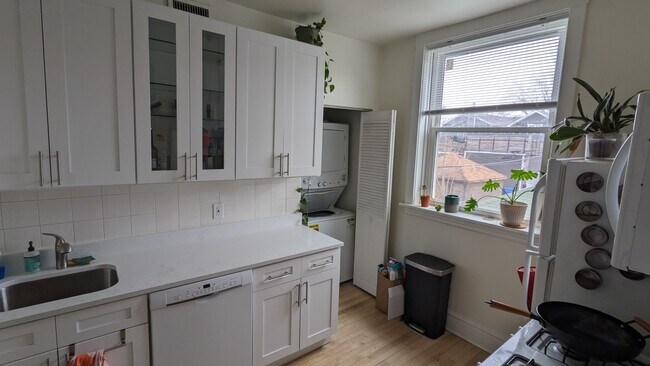 Foto del edificio - 1947 W Berteau Ave