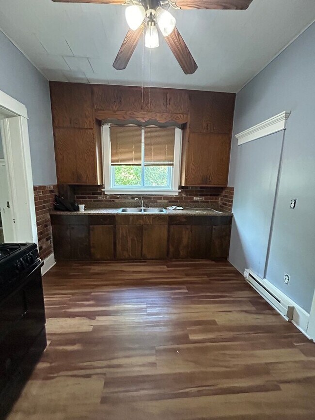 Foto del edificio - Large 2 Bedroom 1 Bath Apartment