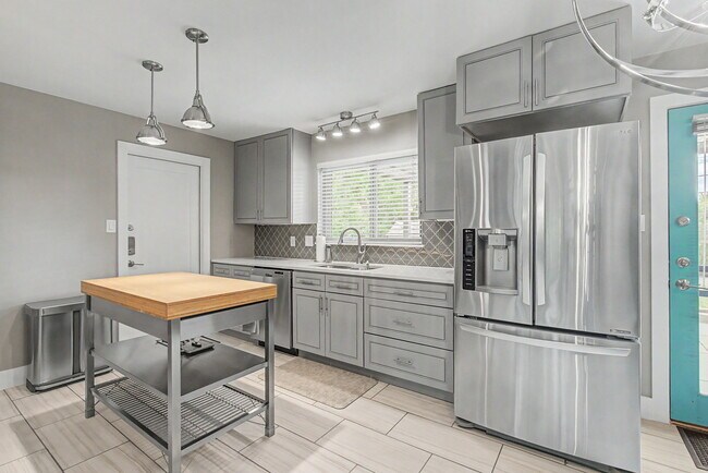 Building Photo - 5565 E Bails Dr