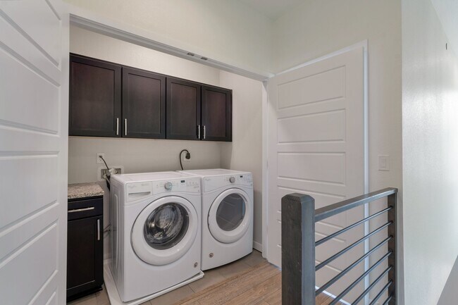 Foto del edificio - 415 Primrose Ln